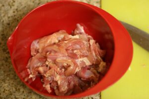 ayam mentah berbau di rumah
