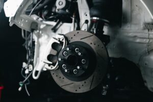 car brake disc close - Brek Kereta Berbunyi Bila Tekan? Ini Tanda yang Jangan Diabaikan