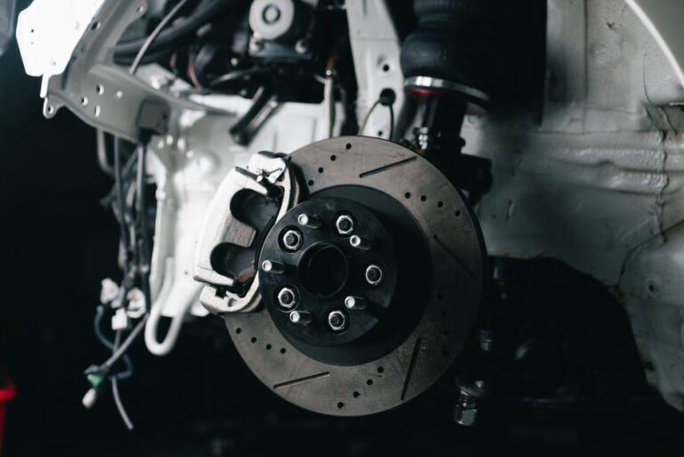 car brake disc close - Brek Kereta Berbunyi Bila Tekan? Ini Tanda yang Jangan Diabaikan