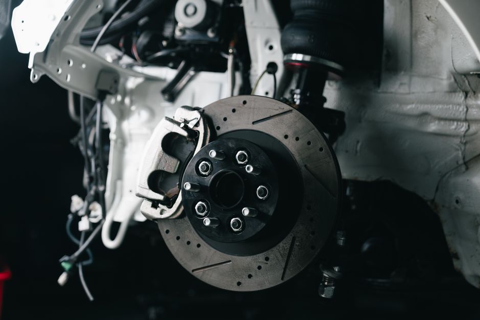 car brake disc close - Brek Kereta Berbunyi Bila Tekan? Ini Tanda yang Jangan Diabaikan