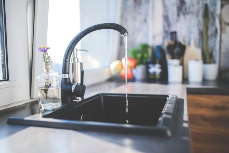 Tips menjimatkan air di rumah, menunjukkan pili air dan tandas yang cekap penggunaan.