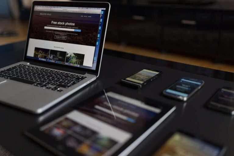 Seorang wanita sedang menguruskan perniagaan dropship online menggunakan laptop dan telefon pintar, menunjukkan produk d