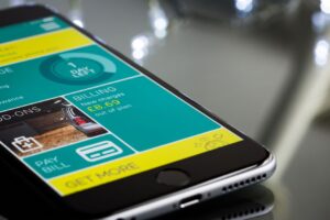 Antara muka aplikasi bajet pada skrin telefon pintar, menunjukkan carta perbelanjaan dan kategori wang.