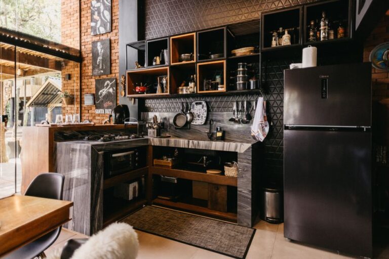 Susunan dapur kecil yang kemas menggunakan rak dinding dan kabinet untuk kelihatan lebih luas.