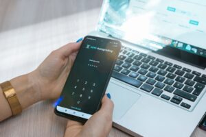 Komputer menunjukkan emel spam yang cuba menipu pengguna untuk mendedahkan maklumat akaun.