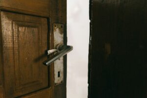 Engsel Pintu Berbunyi Atau Longgar? Ini Cara Baiki Sendiri