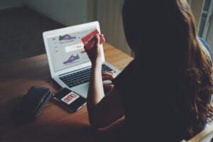 Troli beli-belah atas talian dengan tanda diskaun, melambangkan jualan flash sale.