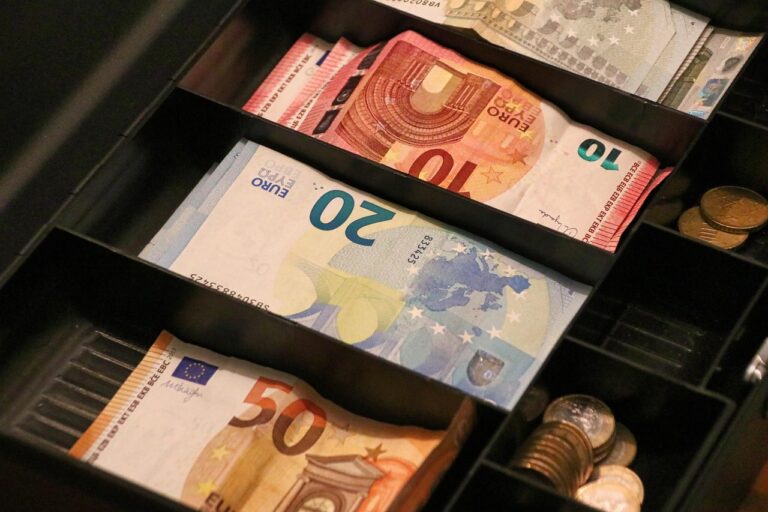 Cash drawer di kaunter kedai bersama printer resit
