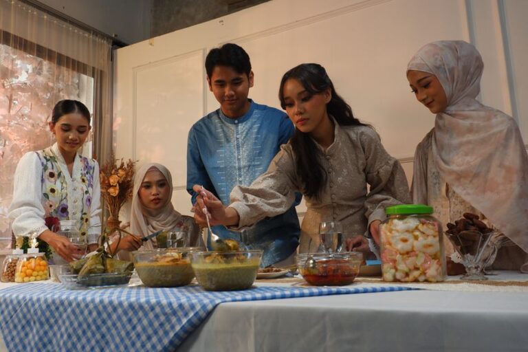 Keluarga Malaysia merancang dan menyediakan menu bajet di dapur.