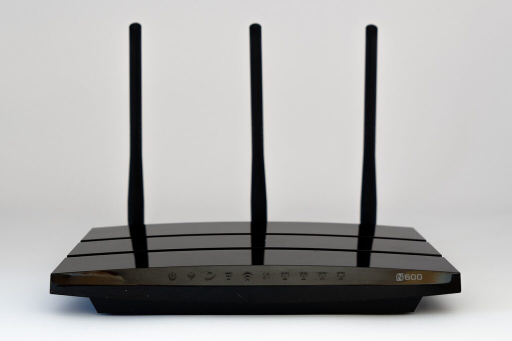 Modem internet dan penghala WiFi yang disambungkan dengan kabel di rumah.