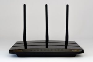 Modem internet dan penghala WiFi yang disambungkan dengan kabel di rumah.
