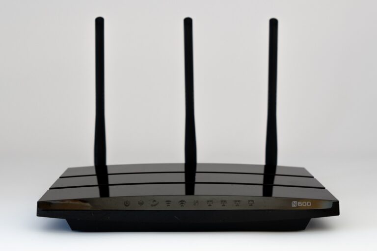 Modem internet dan penghala WiFi yang disambungkan dengan kabel di rumah.