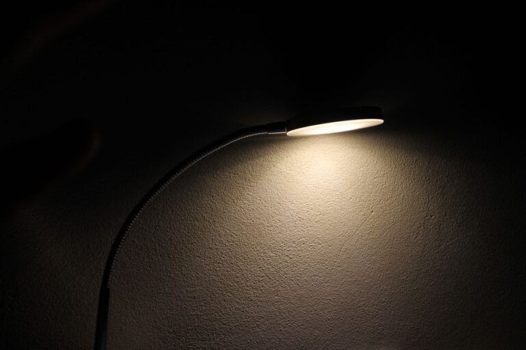 Panduan Memilih Saiz Lampu Meja yang Sesuai untuk Keperluan Anda