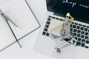 Antara muka shopping cart dalam talian dipaparkan pada skrin komputer, menunjukkan barangan yang dipilih dan butang chec