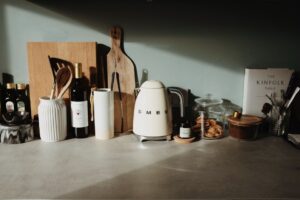 Susunan botol minyak masak yang kemas di dalam kabinet dapur, menunjukkan cara penyimpanan yang selamat.
