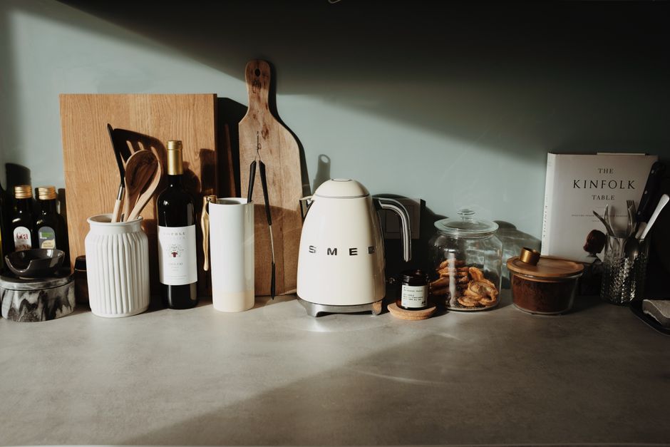 Susunan botol minyak masak yang kemas di dalam kabinet dapur, menunjukkan cara penyimpanan yang selamat.