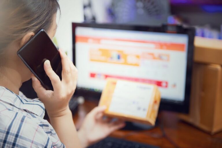 Wanita Malaysia gembira menggunakan telefon pintar untuk membeli-belah online dengan tawaran penghantaran percuma.