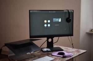 Susun atur meja pejabat rumah yang kemas dengan kerusi ergonomik dan pencahayaan yang baik.