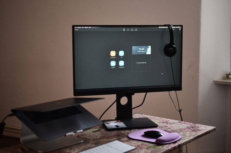Susun atur meja pejabat rumah yang kemas dengan kerusi ergonomik dan pencahayaan yang baik.