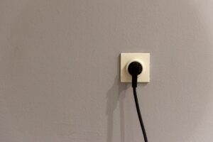 Plug dapur disambungkan ke soket dinding di dapur.