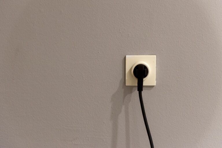 Plug dapur disambungkan ke soket dinding di dapur.
