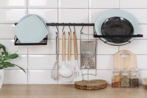 Rak rempah yang tersusun kemas di dapur moden dengan pelbagai bekas rempah berlabel.