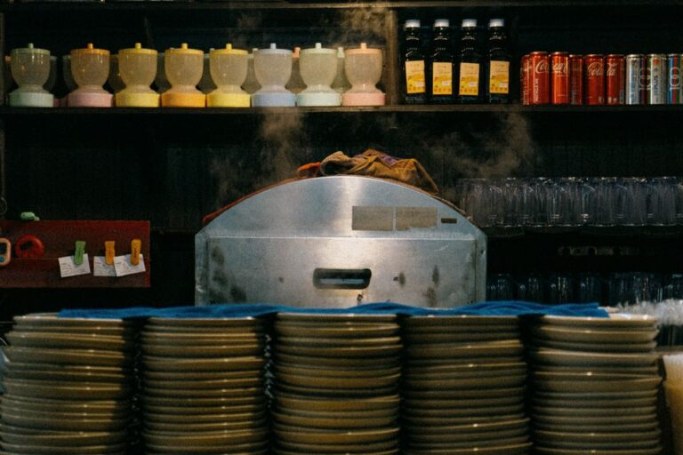 Timbunan resit dapur yang bertaburan di atas meja dapur.