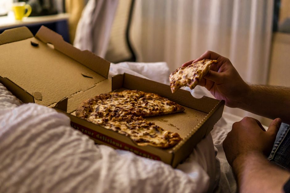Selalu Makan Lewat Malam? Ini Cara Elak Masalah Kesihatan Tanpa Panik