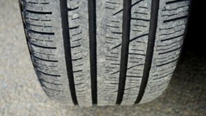 Tayar kereta yang haus tidak sekata menunjukkan tanda-tanda pemakaian yang cepat.