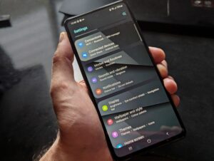 Skrin telefon pintar menunjukkan pilihan nada dering dengan jari menuding ke arah satu nada.