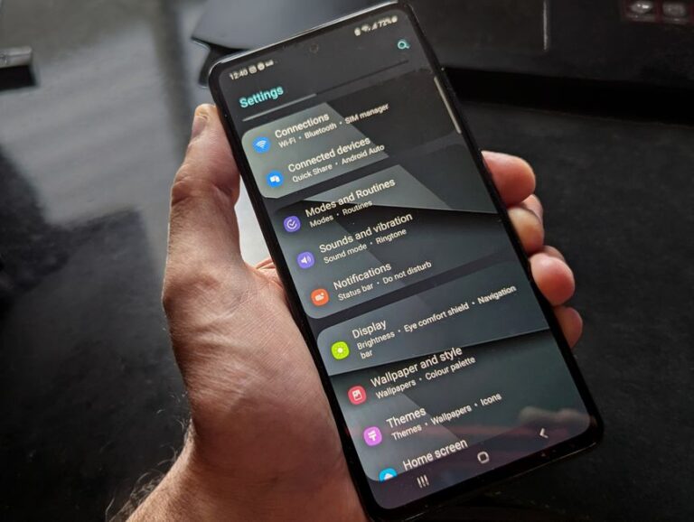 Skrin telefon pintar menunjukkan pilihan nada dering dengan jari menuding ke arah satu nada.