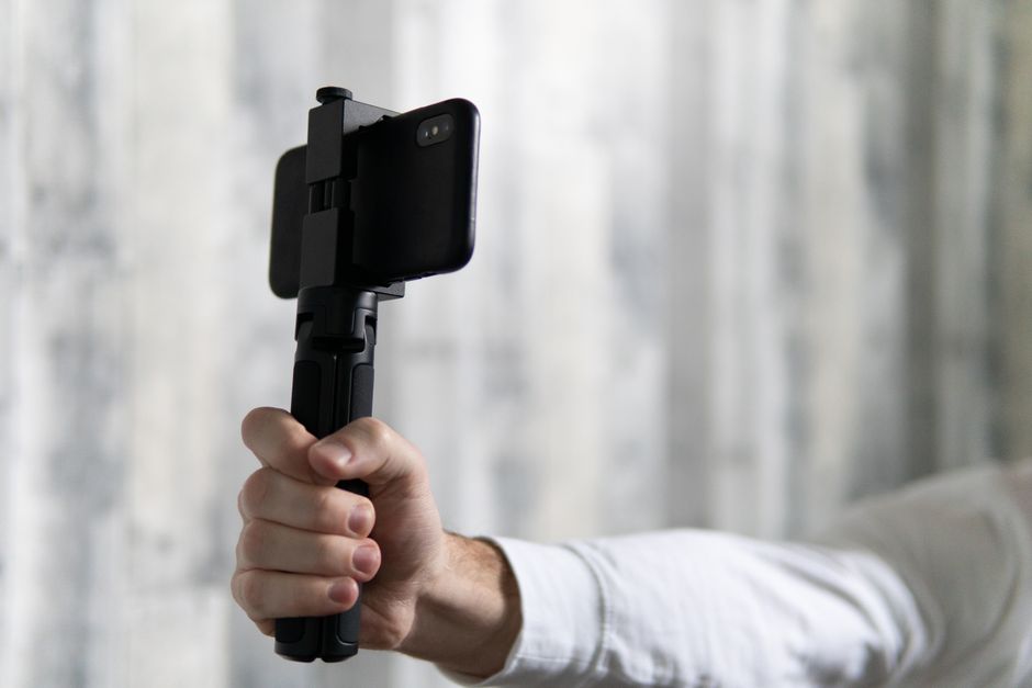 Adakah Selfie Stick Bluetooth Lebih Baik Daripada Manual?