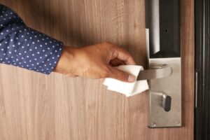 Cara Membersihkan Pemegang Pintu dengan Betul dan Selamat