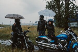Cara Memilih Jaket Hujan Motor yang Sesuai dan Selamat