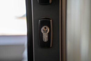 Panduan Memasang Penyimpanan Pemegang Pintu