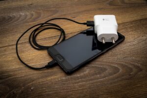 Pemeriksaan Adapter Pengecas Telefon: Tanda Rosak, Punca dan Cara Atasi