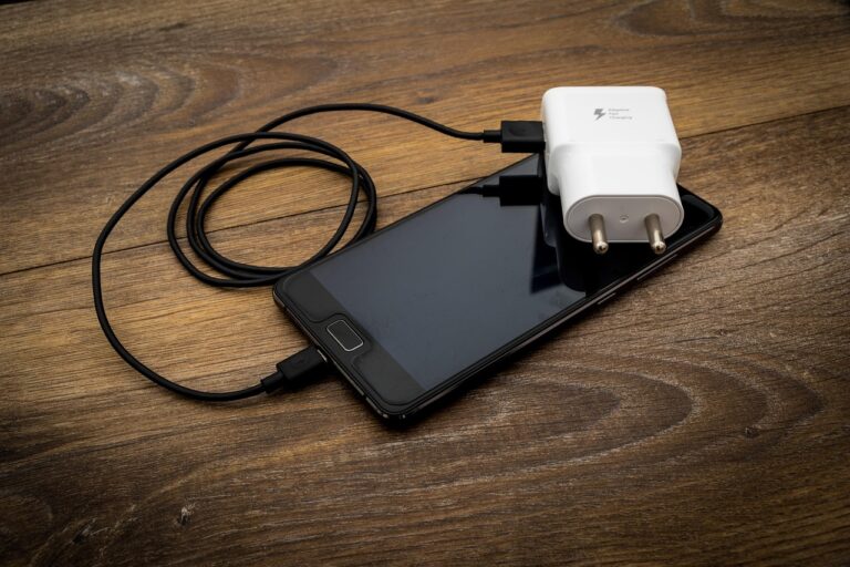 Pemeriksaan Adapter Pengecas Telefon: Tanda Rosak, Punca dan Cara Atasi
