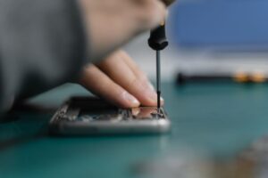 Penggantian Port Pengecas Telefon: Baiki Sendiri atau Hantar ke Kedai?