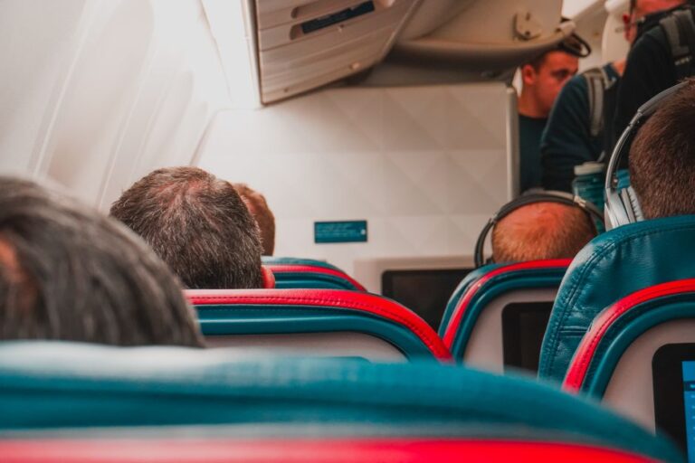 Bantal Travel: Panduan Memilih Sokongan Leher Terbaik untuk Keselesaan Perjalanan
