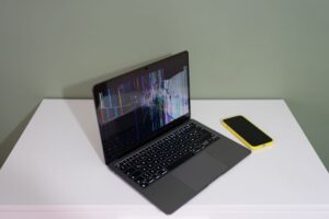 Bila Perlu Tukar Charger Laptop yang Rosak dan Apa Risikonya