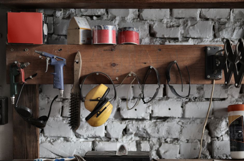 Cara Menggunakan Rak Dinding: Panduan Pasang, Pilih dan Elak Kerosakan Dinding