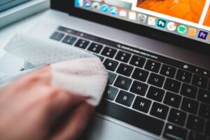 Cara Pembersihan Keyboard Laptop dengan Selamat dan Berkesan