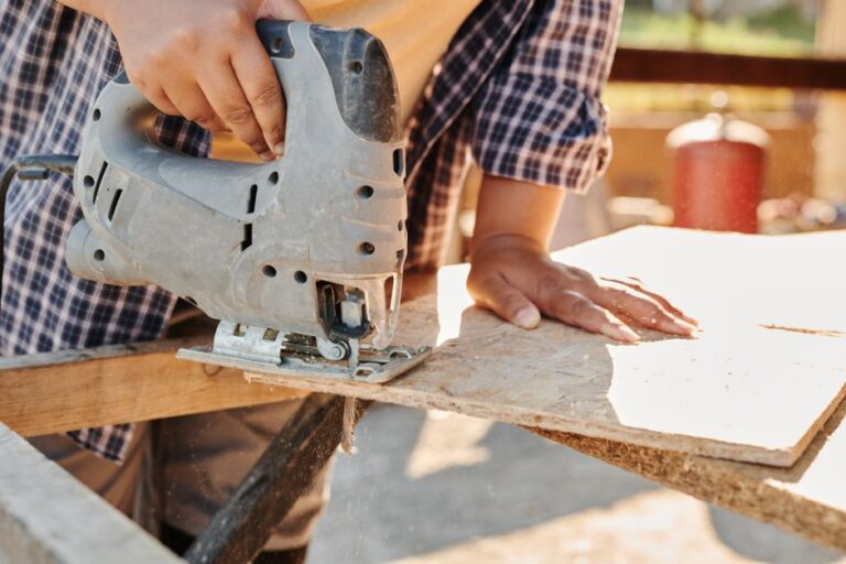 Gergaji Jigsaw Mana Lebih Berbaloi: Cordless, Corded atau Jenis Tanpa Wayar?