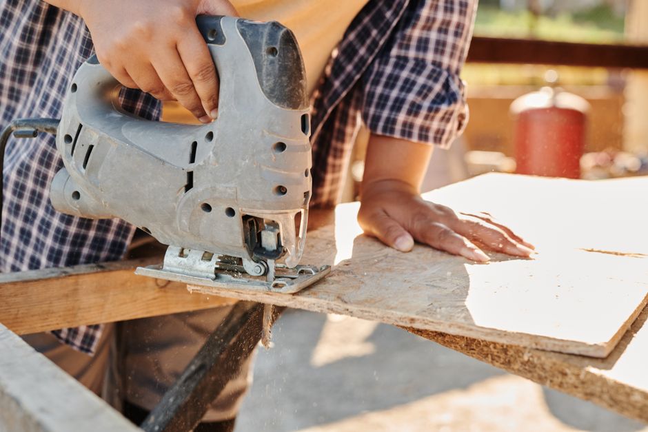 Gergaji Jigsaw Mana Lebih Berbaloi: Cordless, Corded atau Jenis Tanpa Wayar?