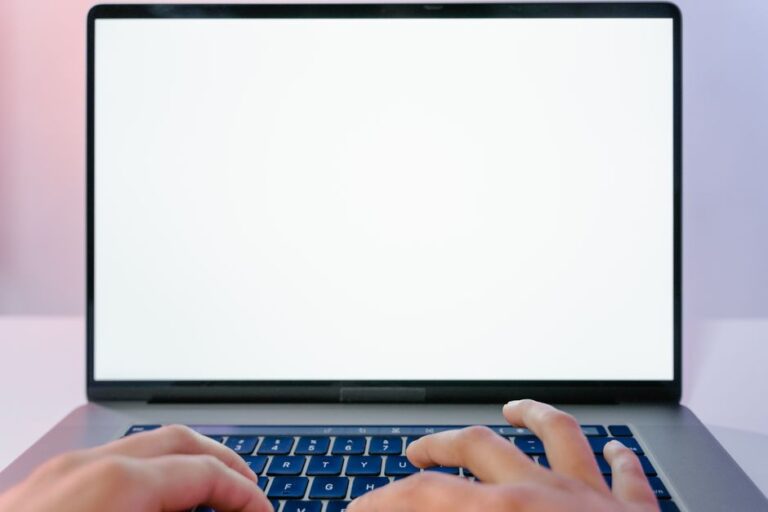 Ketahanan Skrin Laptop: Faktor Penting dan Cara Menjaga Kualiti Paparan