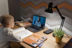 Mengurus Masa Kelas Online dengan Berkesan untuk Pelajar dan Ibu Bapa