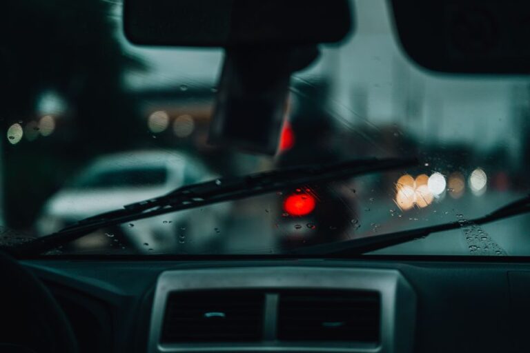 Panduan Memilih dan Menjaga Pengelap Cermin Kereta untuk Pemanduan Selamat