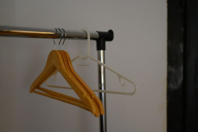 Panduan Pilih Hanger Baju: Mana Lebih Tahan Lama dan Sesuai untuk Almari Anda?