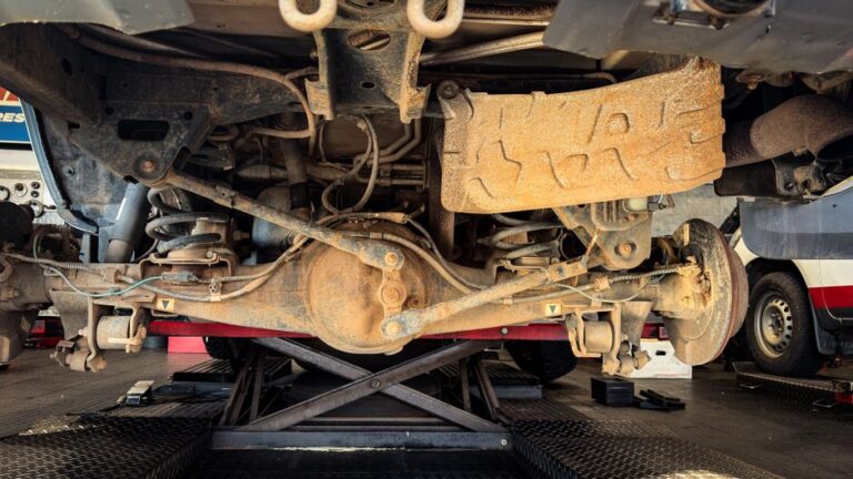 Pemeriksaan Suspensi Kereta: Kepentingan, Tanda Kerosakan dan Panduan Asas