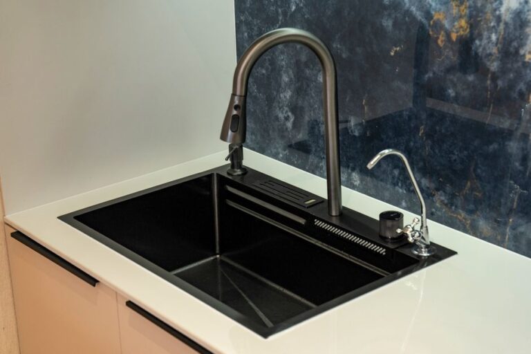 Pemilihan Bahan Ruang Sinki Dapur: Stainless Steel, Granit atau Seramik?